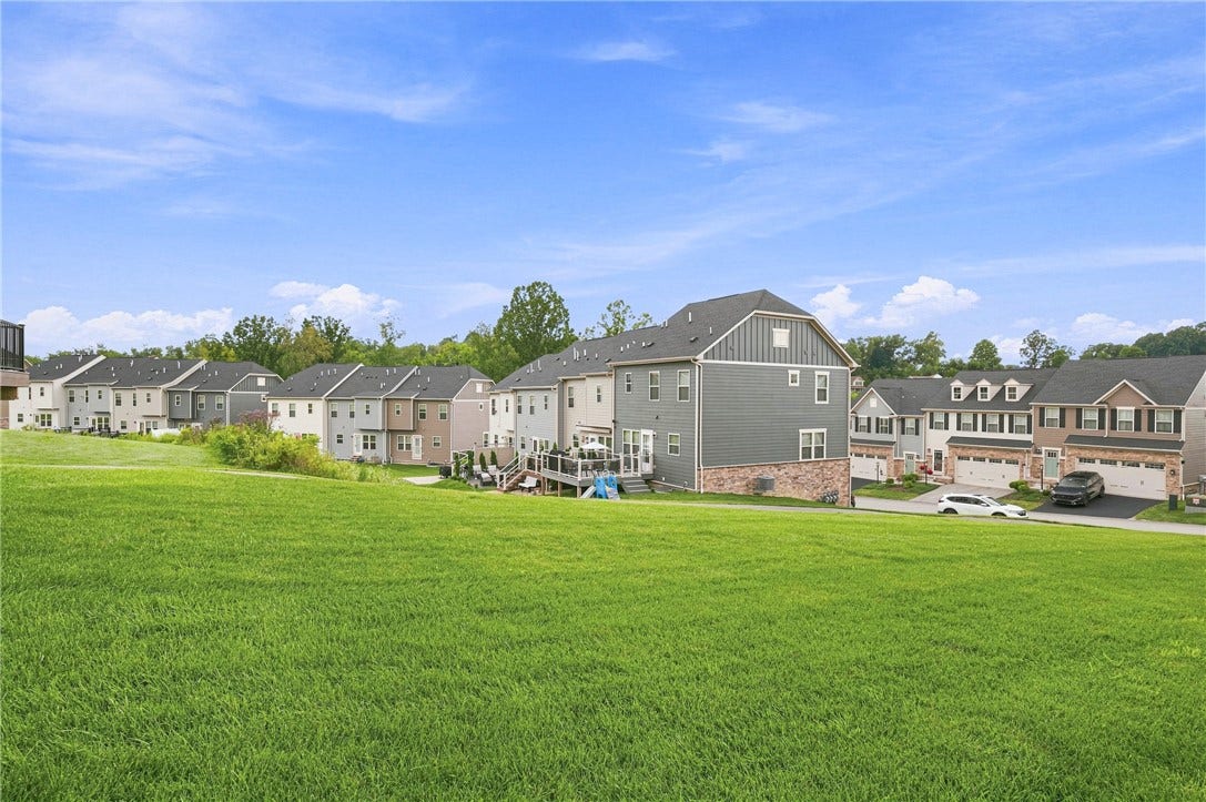 3001 Kapalua Ln, Jeannette, PA 15644