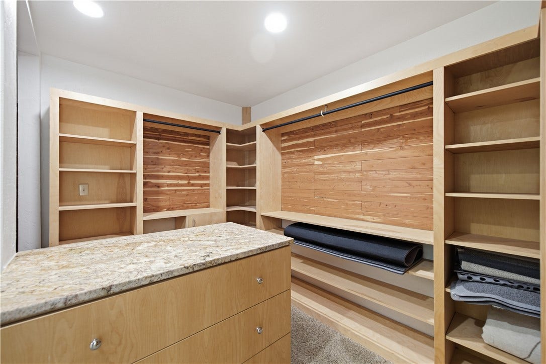 primary bedroom dressing room/closet