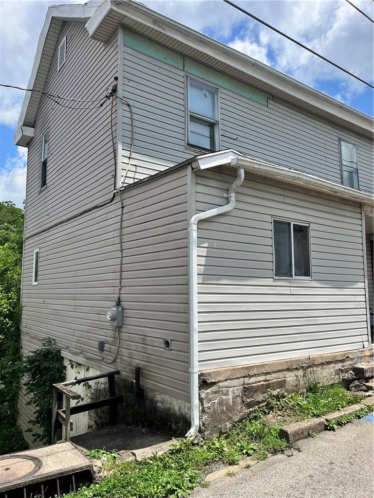 622 Trump Ave, Connellsville, PA 15425
