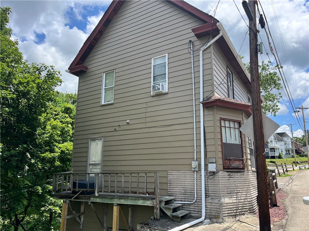 622 Trump Ave, Connellsville, PA 15425