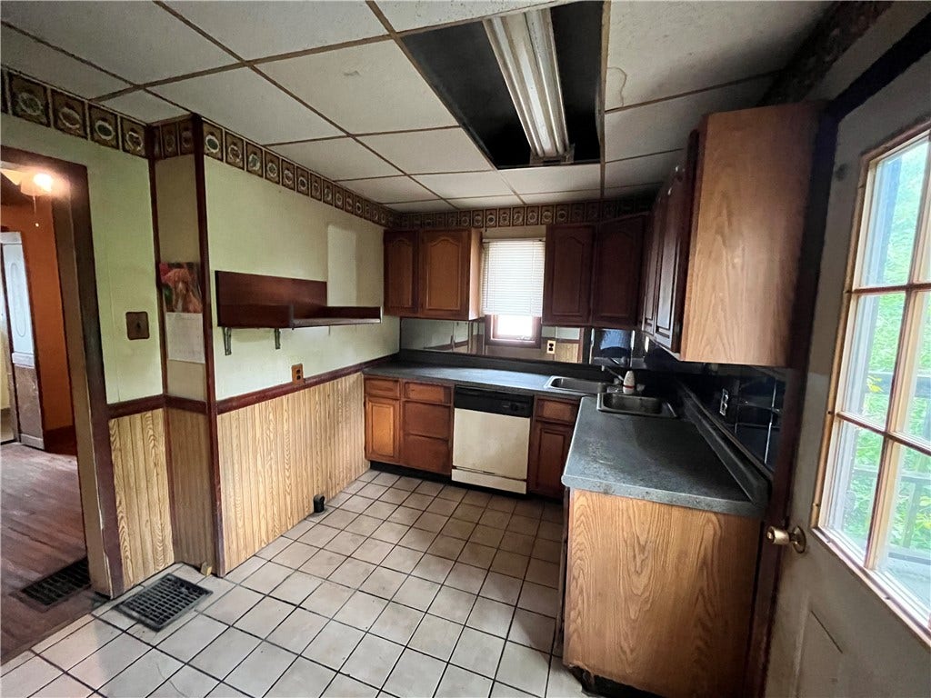 622 Trump Ave, Connellsville, PA 15425