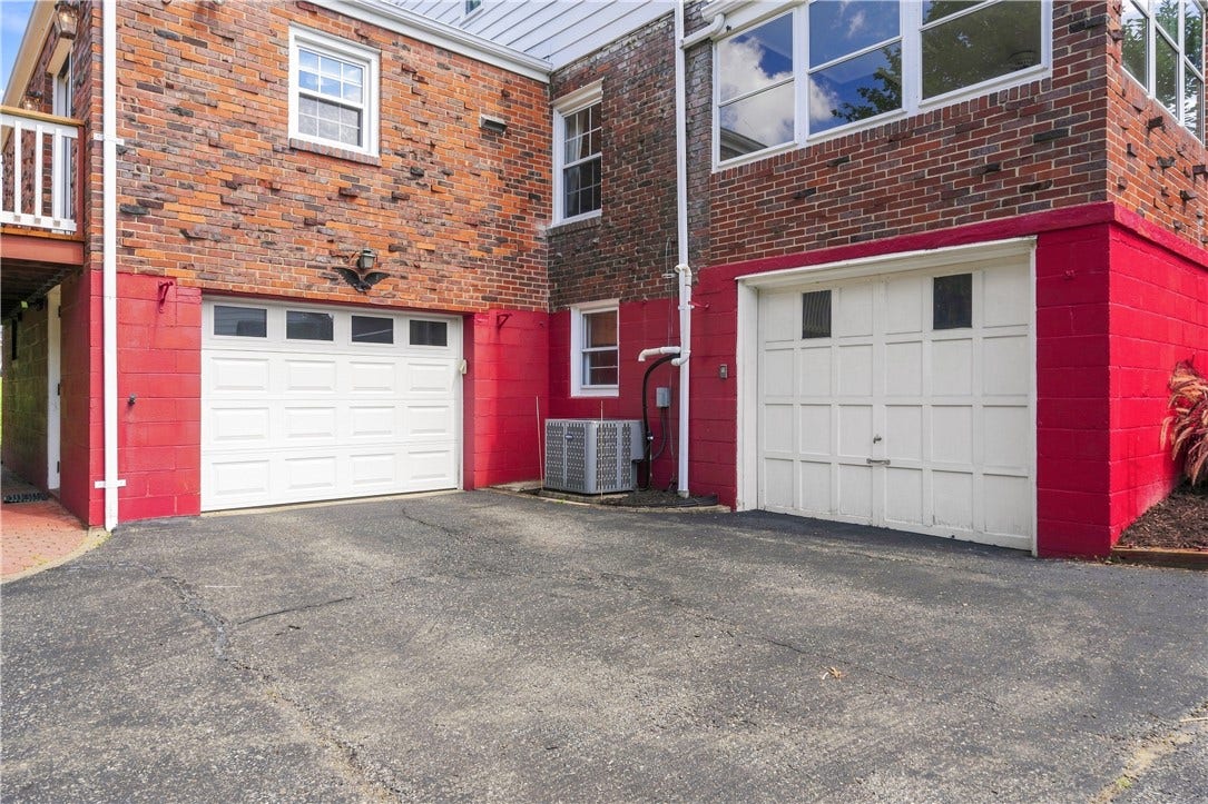 Large driveway with space to turn around in.