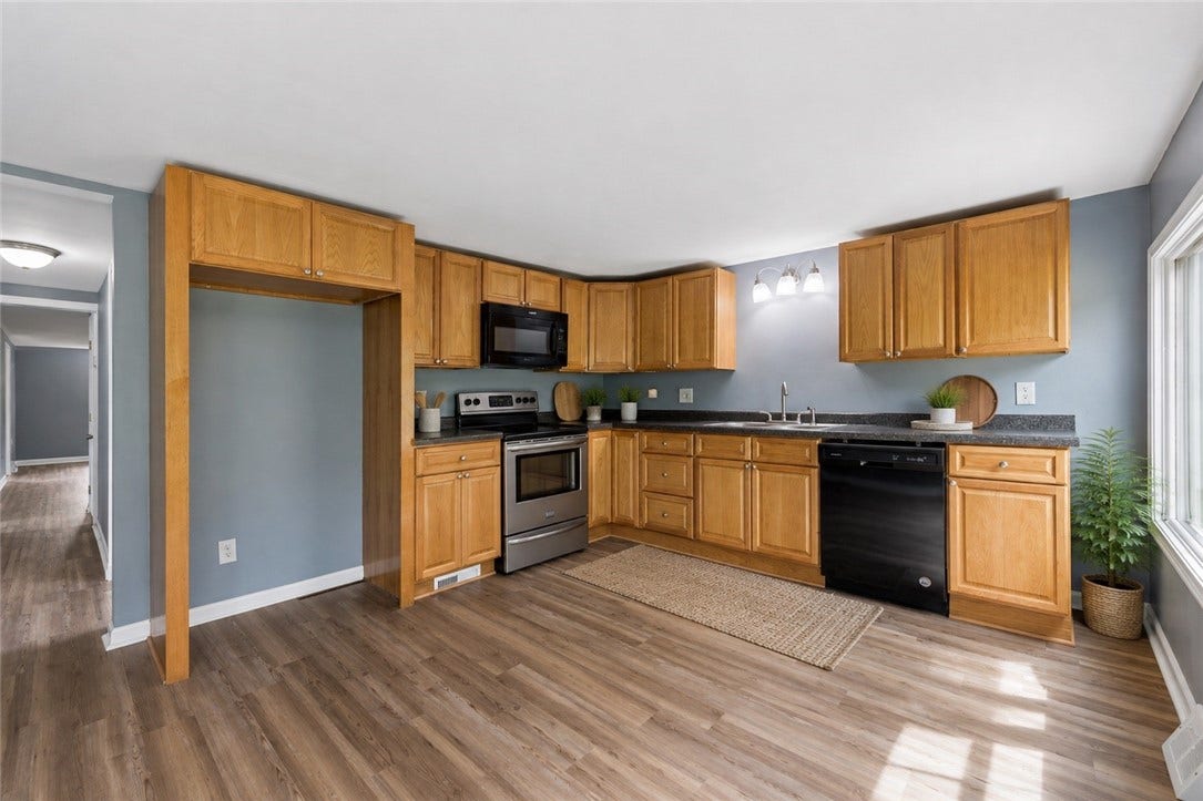 Large eat-in kitchen *virtually staged*
