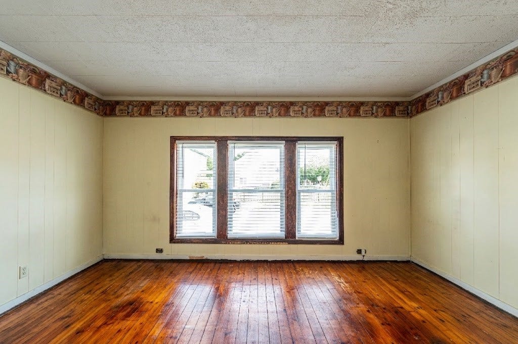 THE NATURAL LIGHT FROM THE WINDOWS IS AMAZING IN THIS ROOM