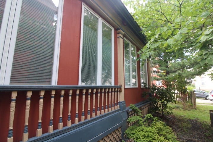 5546 Hays St, Pittsburgh, PA 15206 What a great 3 season sun room! Whether a haven for your favorite plants, or the best spot in town for morning coffee, you'll appreciate the " short cut " from the front yard to the garden and back yard and have zero mittnes and boots clutter when the snowflakes fall