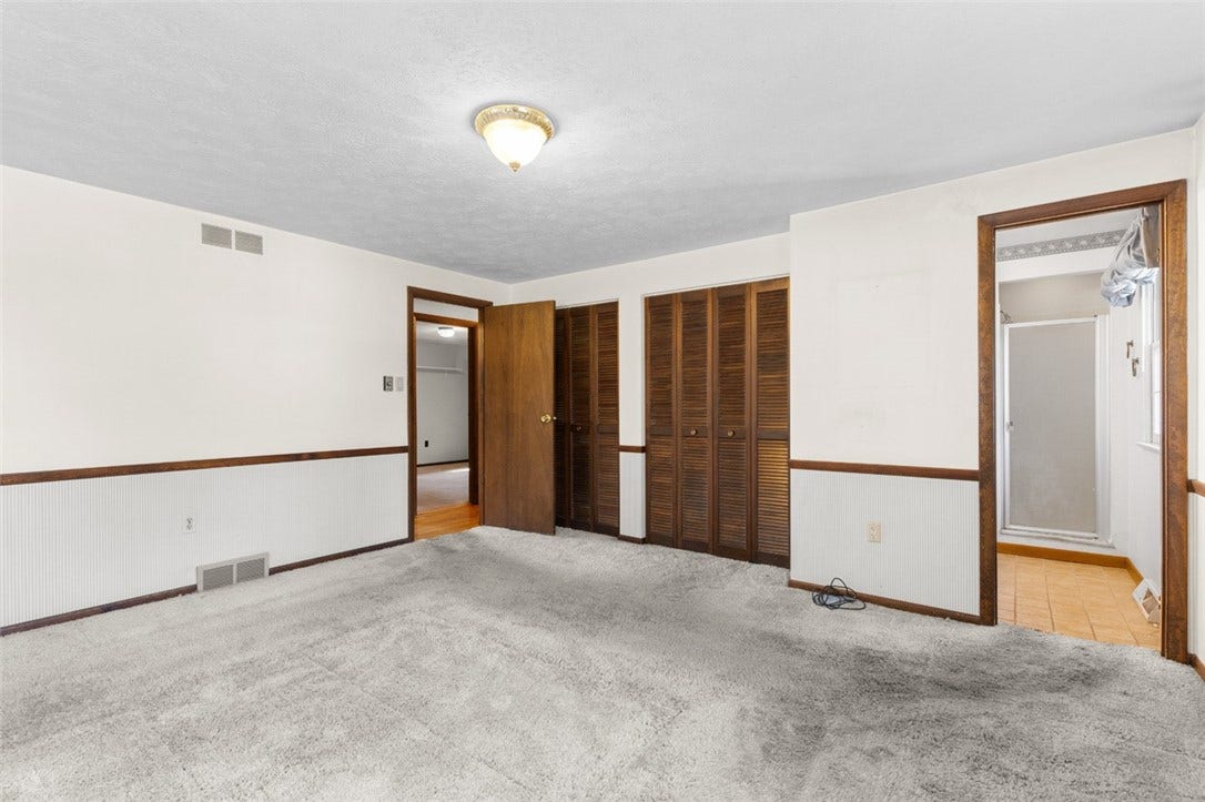 Master Bedroom with en suite Full Bathroom