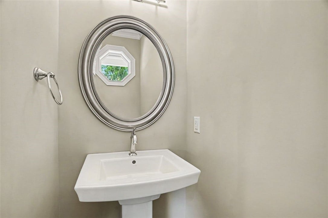 5516 Claybourne St, Pittsburgh, PA 15232 1st floor powder room