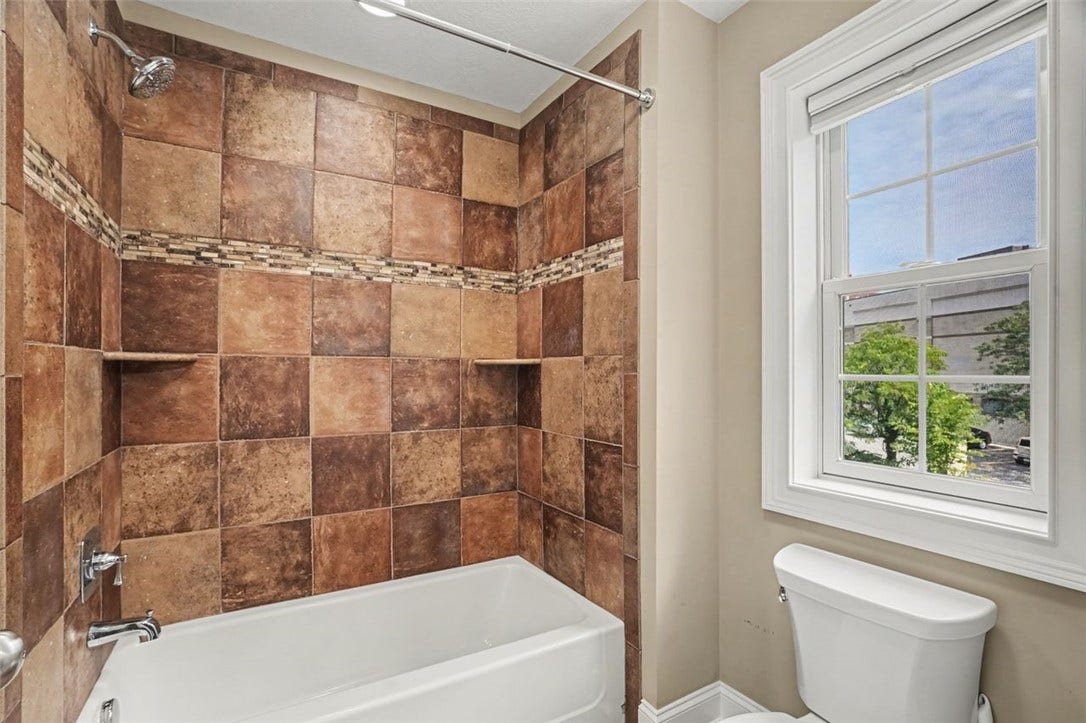 5516 Claybourne St, Pittsburgh, PA 15232 2nd floor bathroom