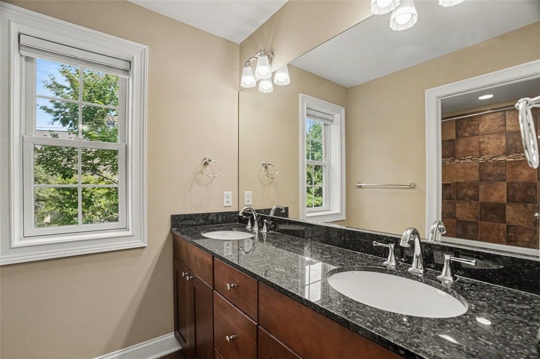 5516 Claybourne St, Pittsburgh, PA 15232 2nd floor bathroom