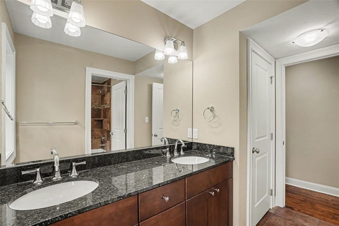 5516 Claybourne St, Pittsburgh, PA 15232 2ne floor bathroom