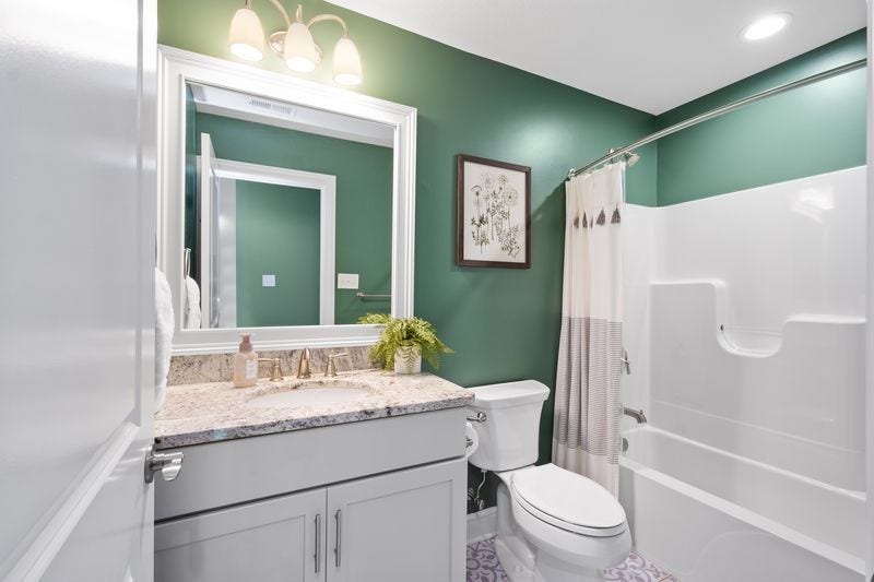 Full second level bathroom.