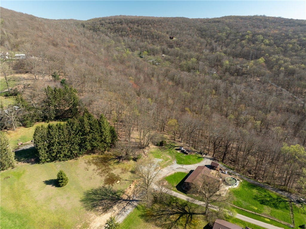 221 Malvina Ln, Latrobe, PA 15650