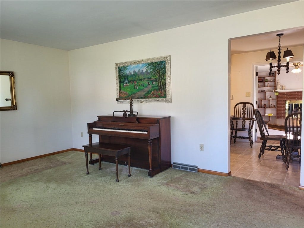 18 Joanne Dr, Latrobe, PA 15650