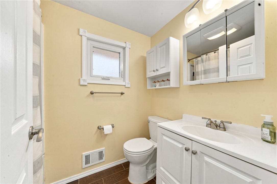 224 Elbe Dr, Pittsburgh, PA 15209 Full bath Upper level