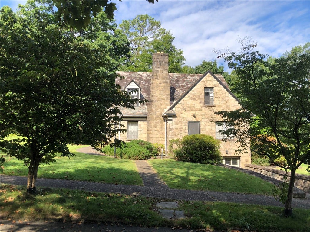 Gorgeous Stone Cape with Slate roof!
