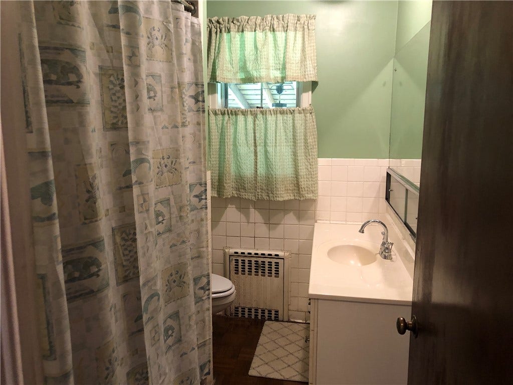 Main level full bath with tub/shower combo