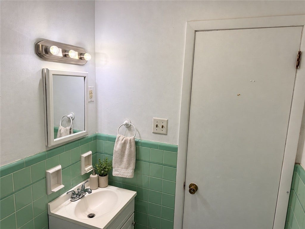 2007 Hillcrest St, Bethel Park, PA 15102
