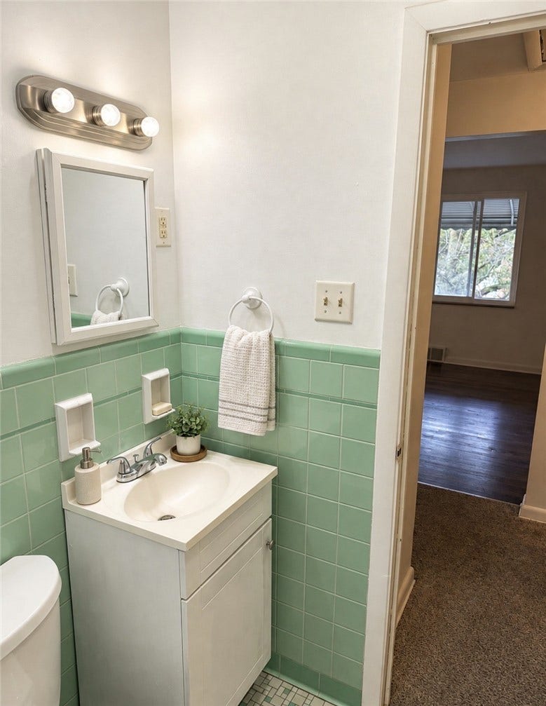 2007 Hillcrest St, Bethel Park, PA 15102