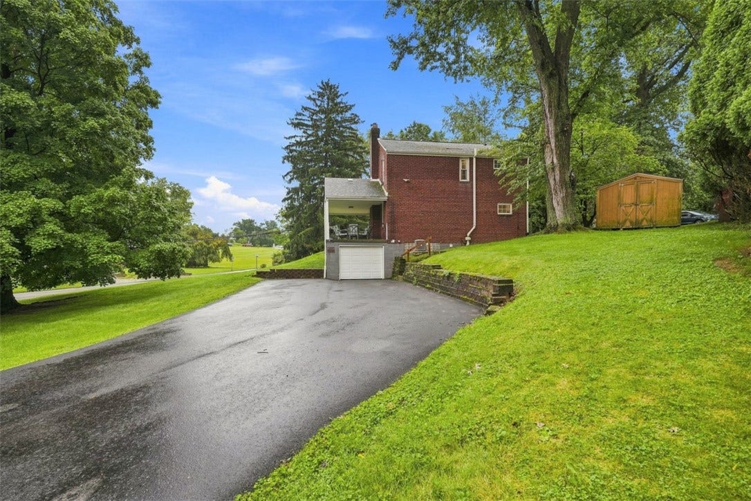 Driveway allows for loads of parking