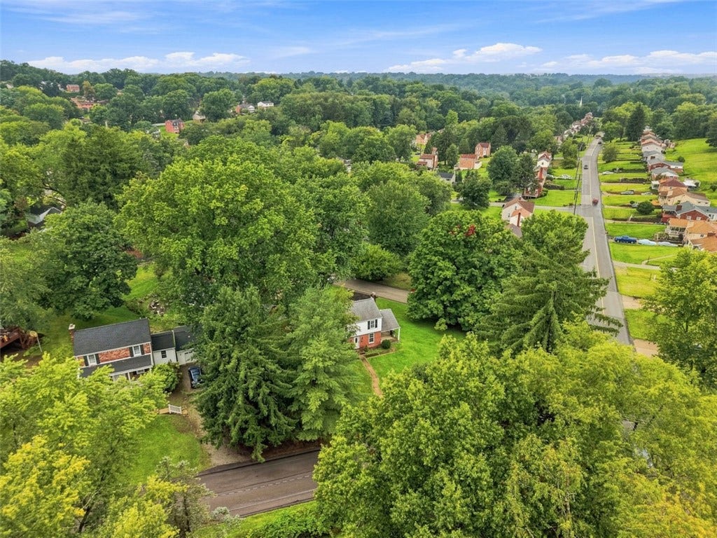 699 Glenrock Dr, Bethel Park, PA 15102
