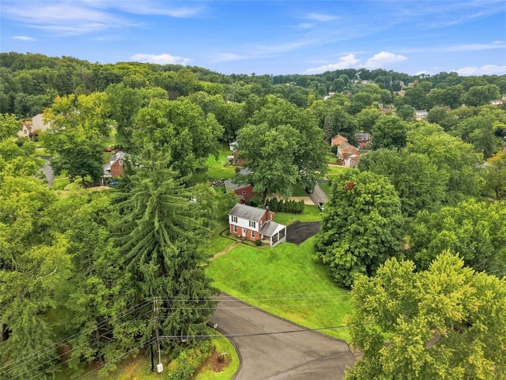 699 Glenrock Dr, Bethel Park, PA 15102
