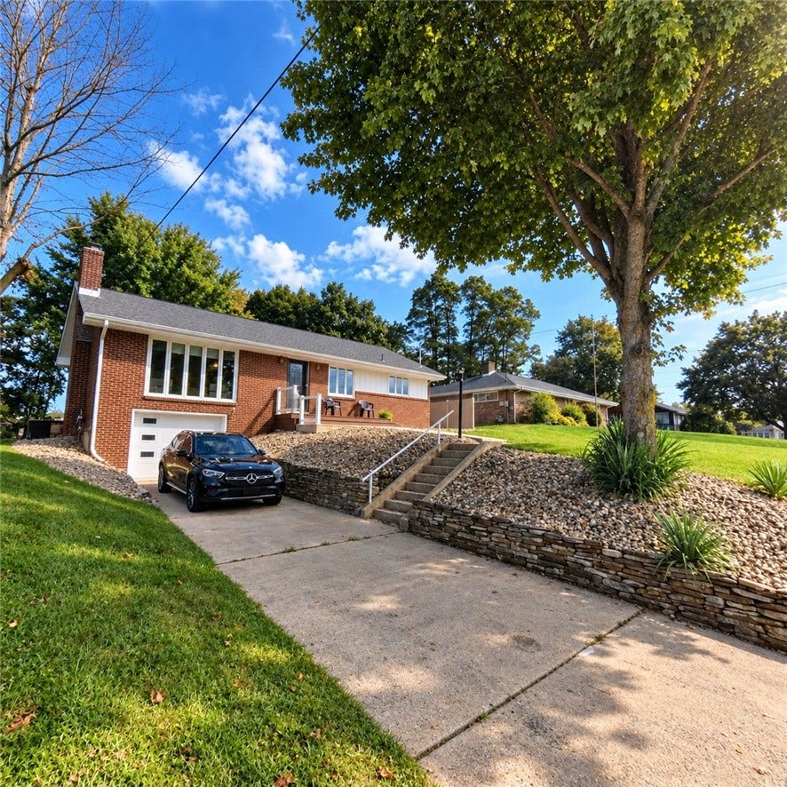 6 Greenview Dr, Mc Kees Rocks, PA 15136