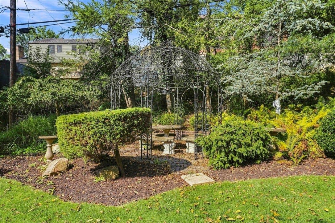 109 Briar Meadows Dr, Pittsburgh, PA 15216