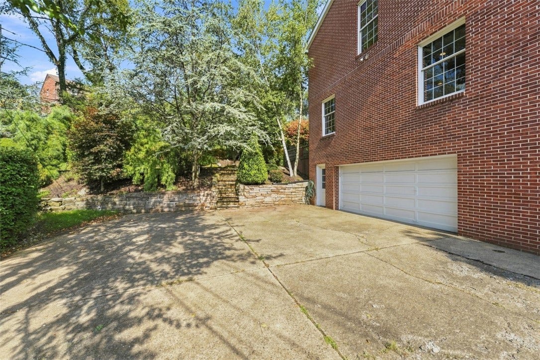 109 Briar Meadows Dr, Pittsburgh, PA 15216