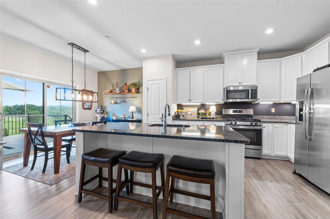 4001 Saint Andrews Ct, Jeannette, PA 15644