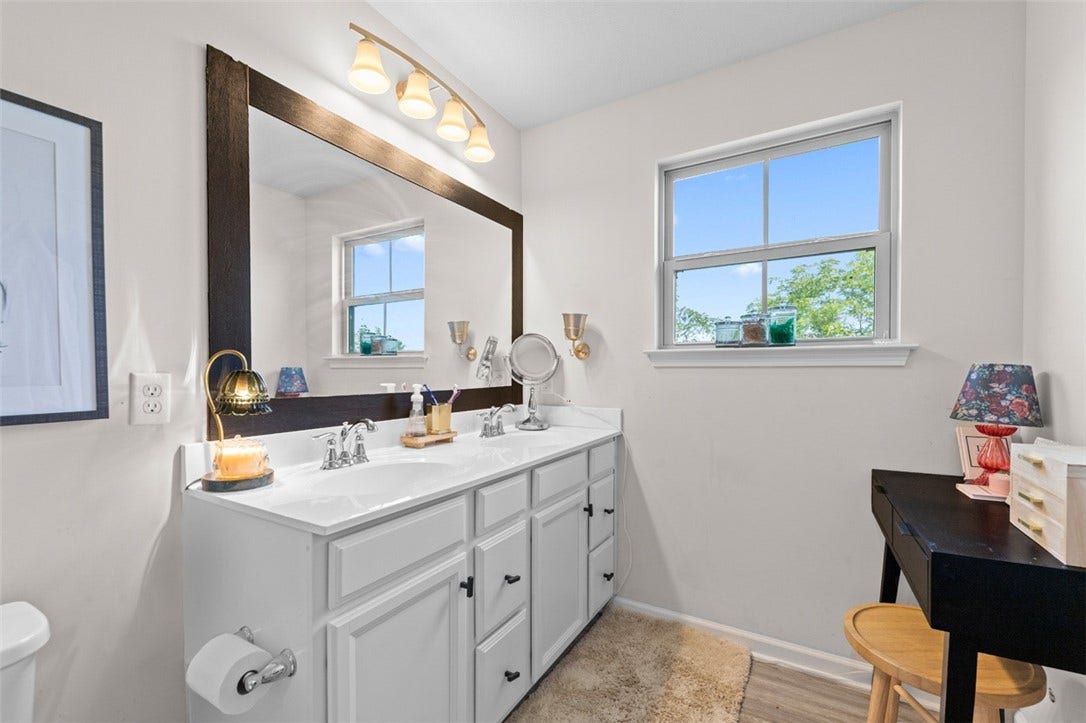 4001 Saint Andrews Ct, Jeannette, PA 15644