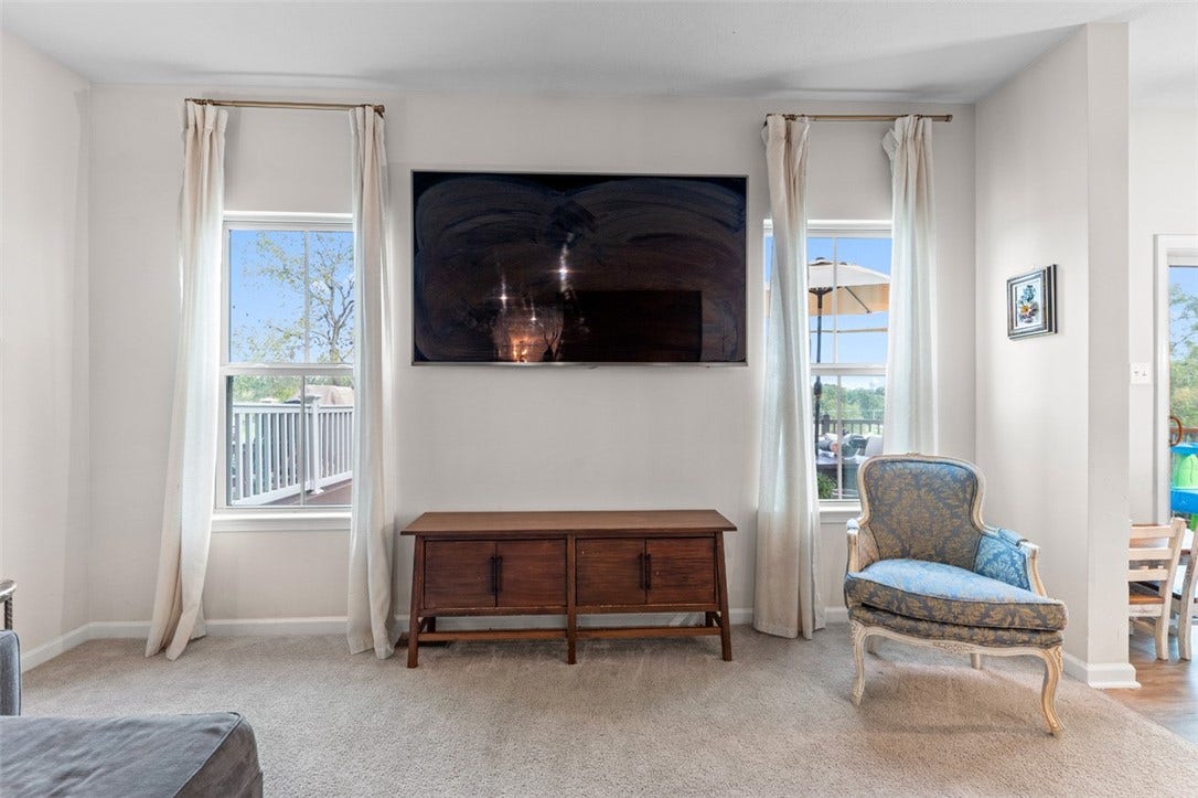 4001 Saint Andrews Ct, Jeannette, PA 15644