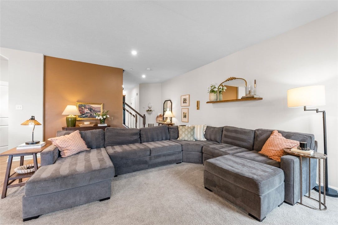 4001 Saint Andrews Ct, Jeannette, PA 15644