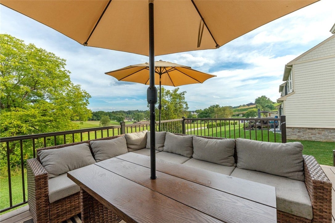 4001 Saint Andrews Ct, Jeannette, PA 15644