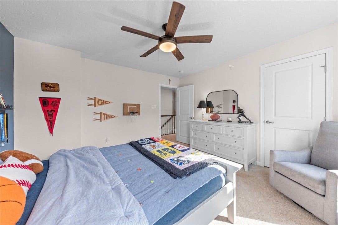 4001 Saint Andrews Ct, Jeannette, PA 15644