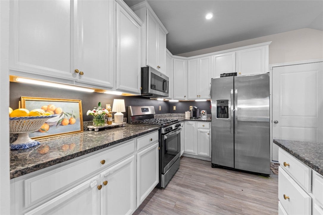4001 Saint Andrews Ct, Jeannette, PA 15644