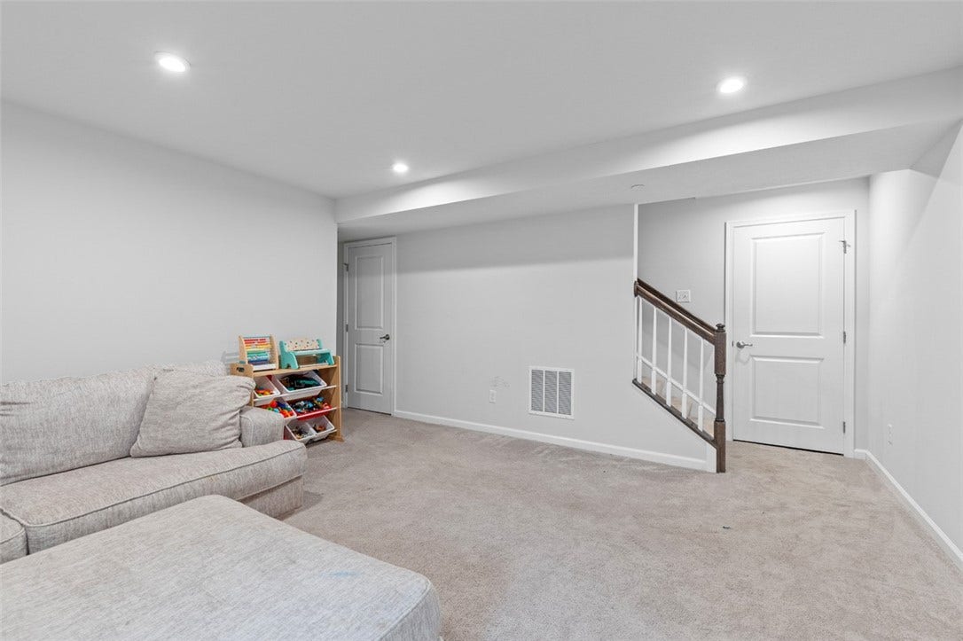 4001 Saint Andrews Ct, Jeannette, PA 15644