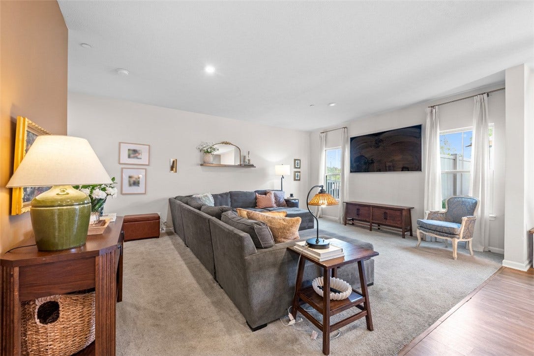 4001 Saint Andrews Ct, Jeannette, PA 15644