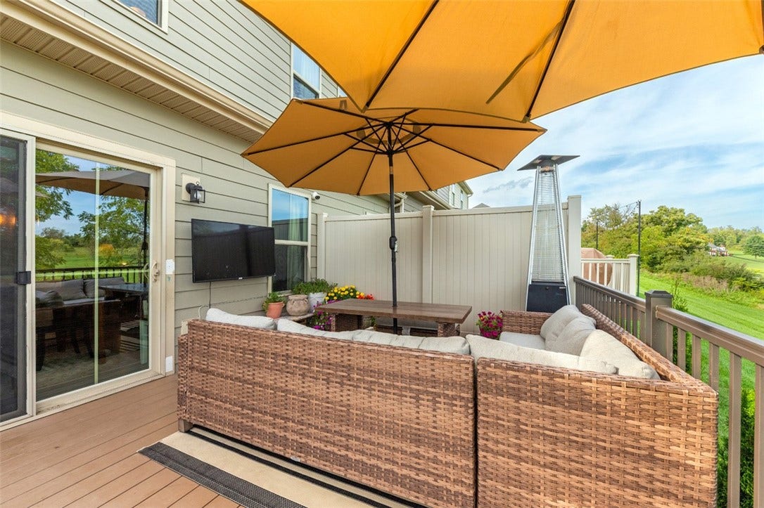 4001 Saint Andrews Ct, Jeannette, PA 15644