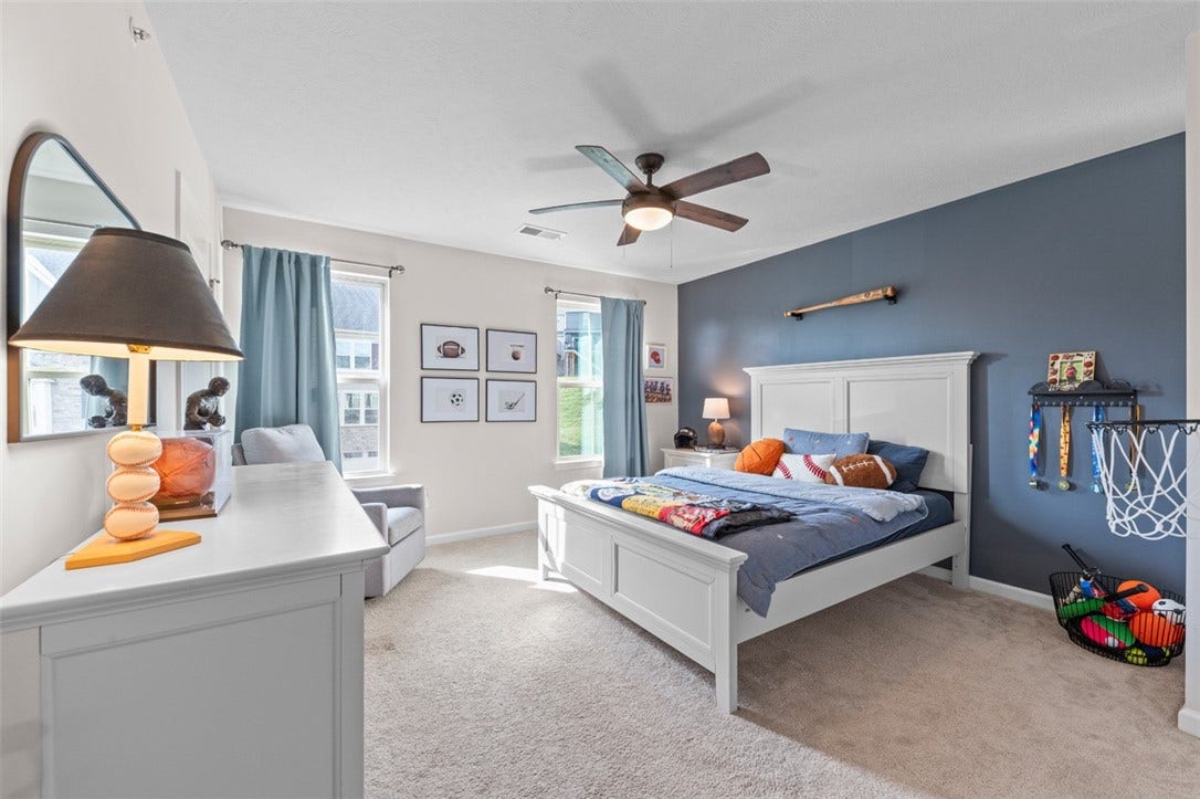 4001 Saint Andrews Ct, Jeannette, PA 15644