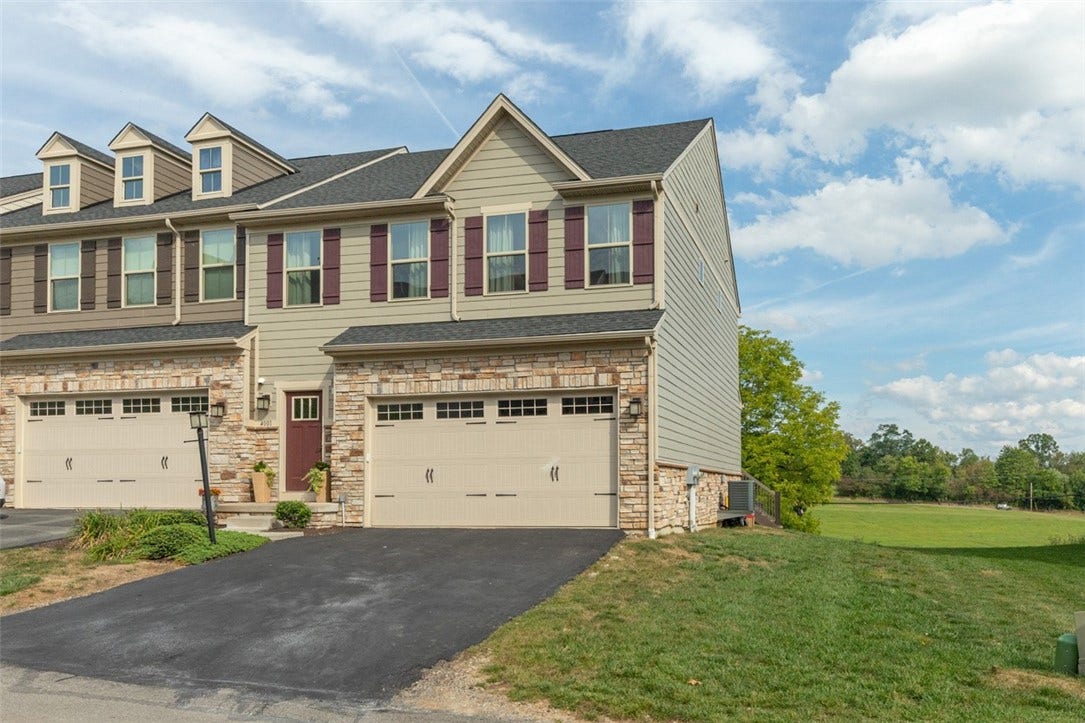 4001 Saint Andrews Ct, Jeannette, PA 15644