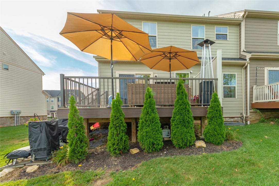 4001 Saint Andrews Ct, Jeannette, PA 15644