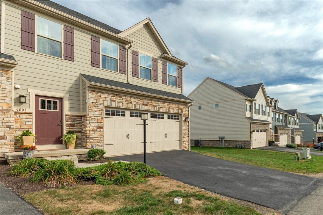 4001 Saint Andrews Ct, Jeannette, PA 15644