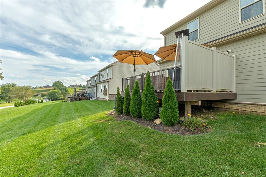4001 Saint Andrews Ct, Jeannette, PA 15644