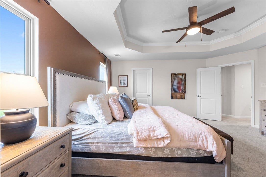 4001 Saint Andrews Ct, Jeannette, PA 15644