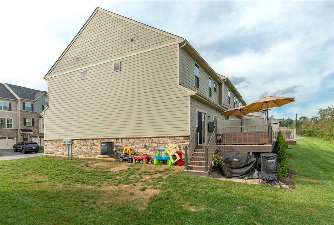 4001 Saint Andrews Ct, Jeannette, PA 15644