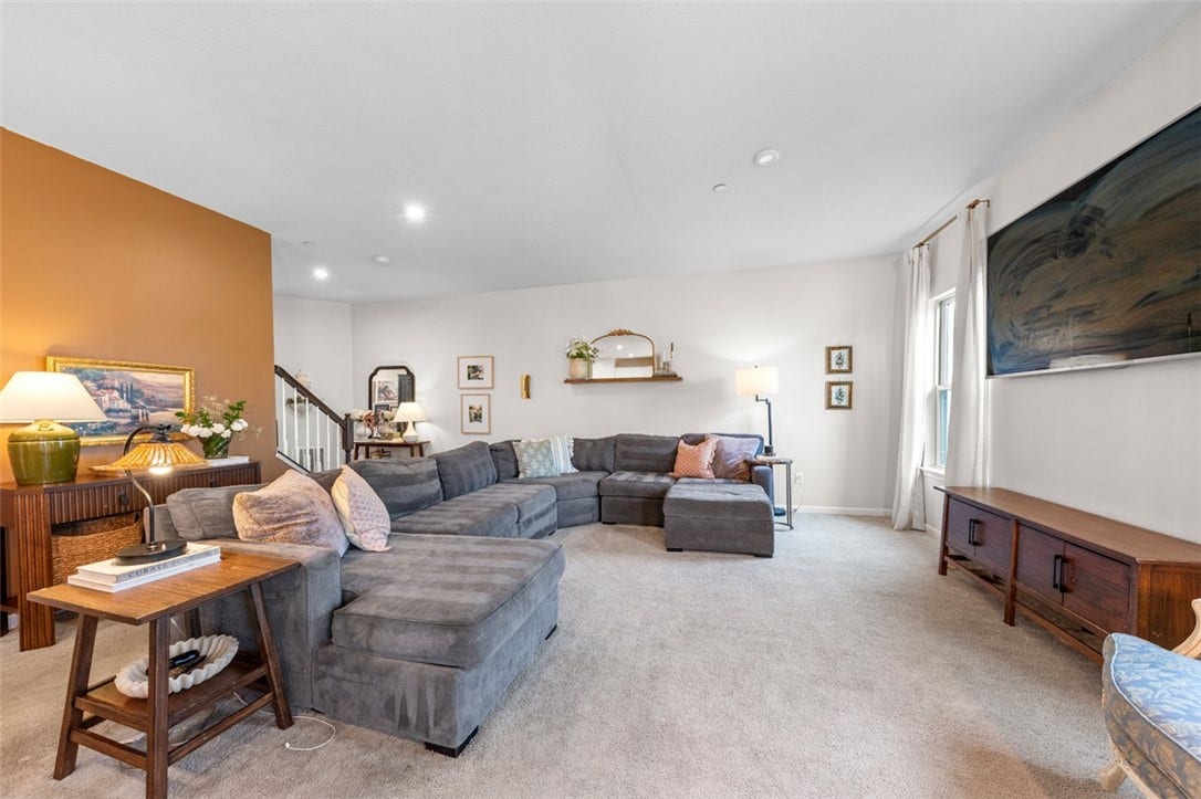 4001 Saint Andrews Ct, Jeannette, PA 15644