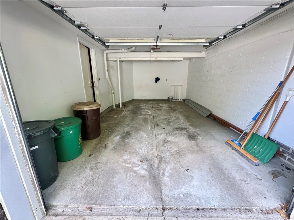 1 car garage, you can see it is extra large