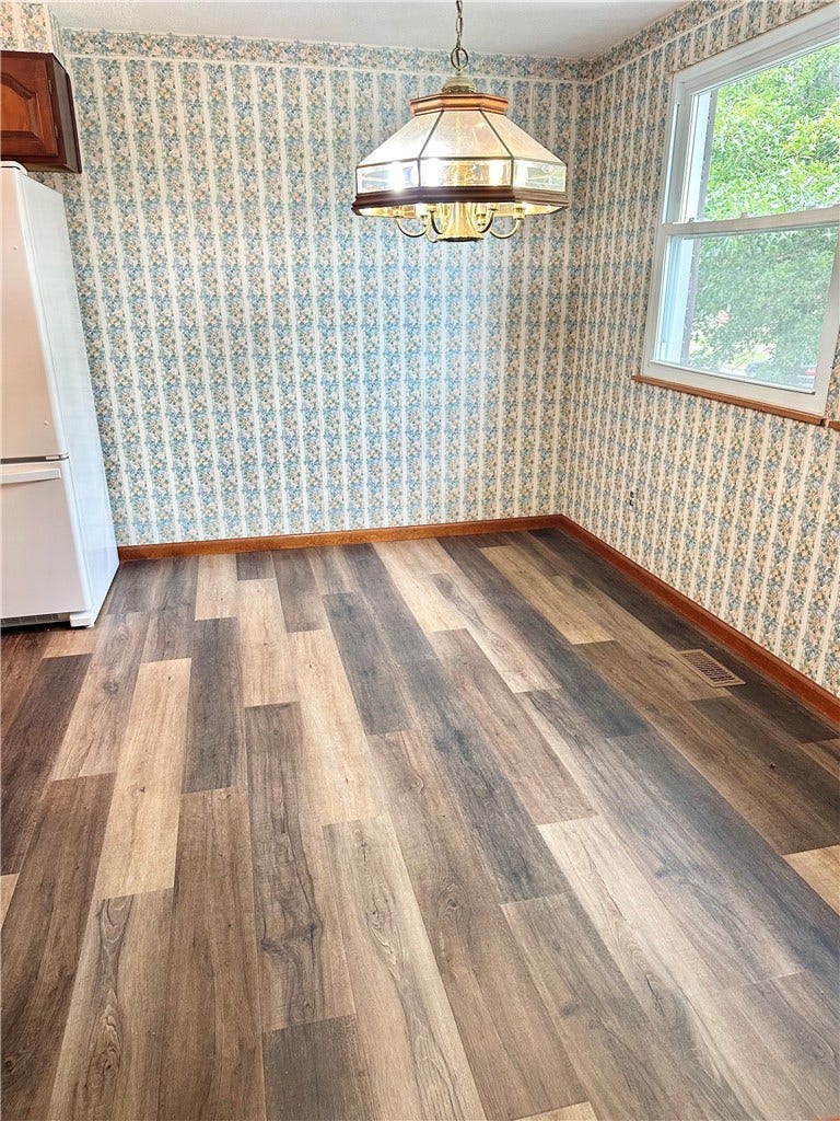 eating area with new lvp