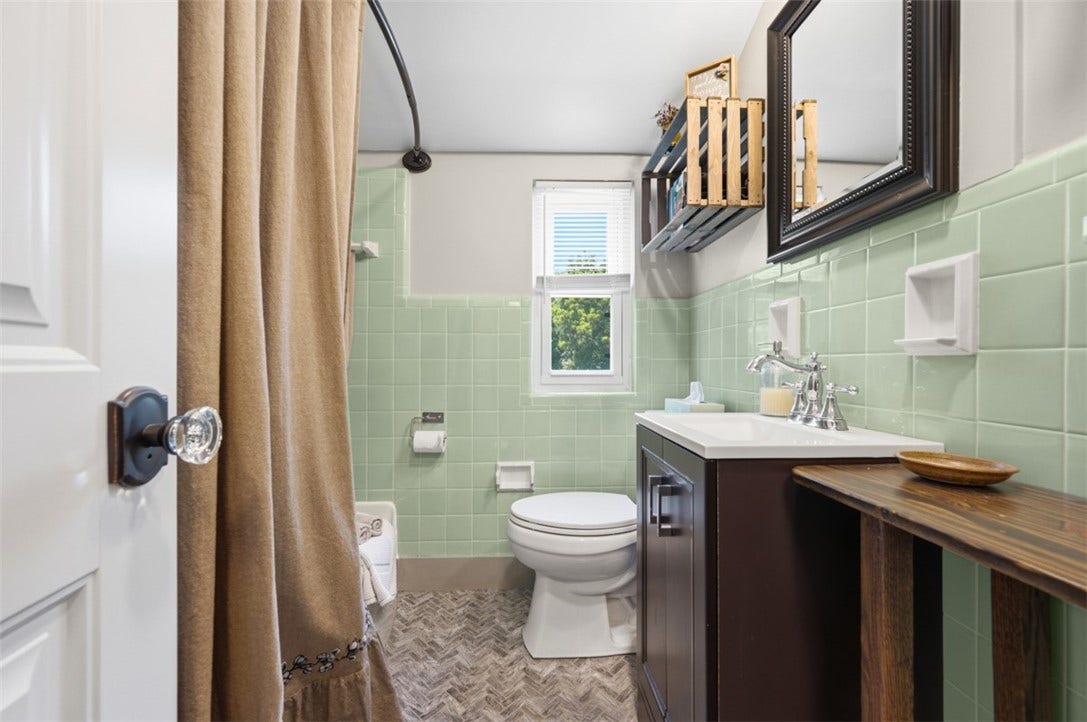1820 Kent Road, Pittsburgh, PA 15241 Adorable bathroom on the second floor.