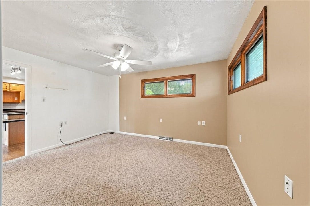 390 Meadow Rd, North Huntingdon, PA 15642